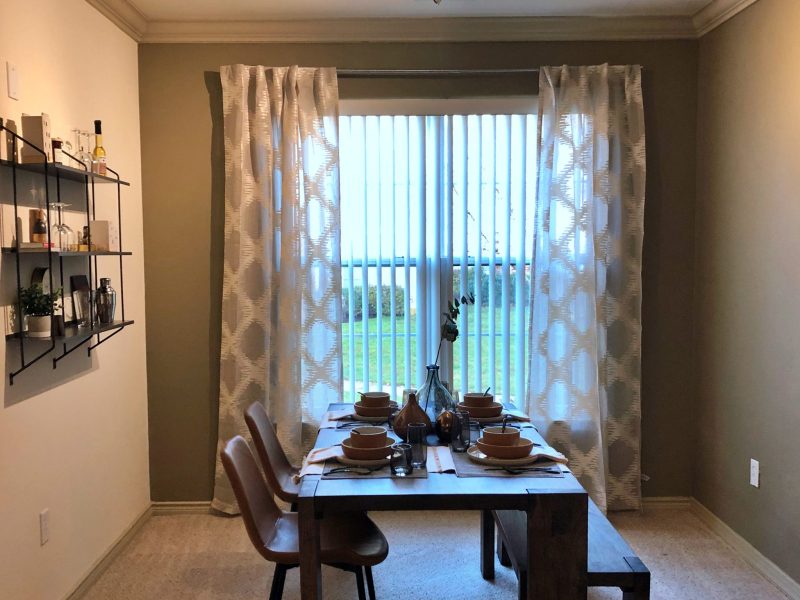 This image shows the dining room area featuring the minimalist ambiance and elegant furniture that was suitable for a spacious area.